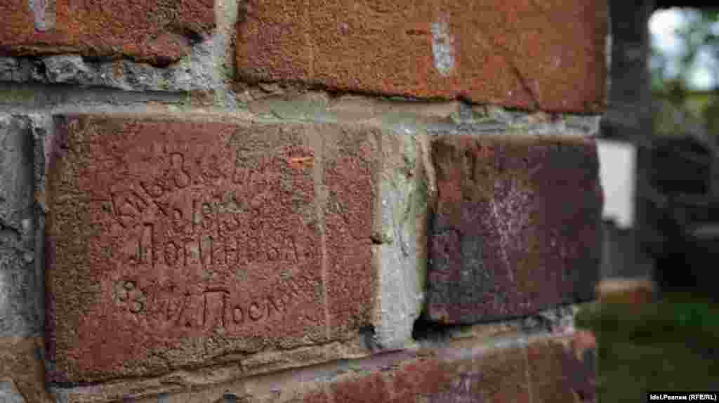 Постройки первоначально были одноэтажными, но потом на кирпичный первый этаж надстроили деревянный. Отсюда и название — "Полукамушки".