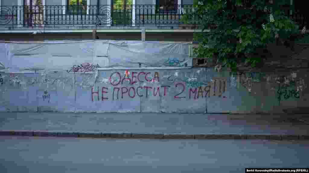 Проте напругу легко можна відчути, спілкуючись із місцевими. На вулиця і ринках часто можна почути слова «Куликове поле», що часто вимовляються пошепки. Графіті на кшталт цього також дають зрозуміти, що далеко не все в Одесі спокійно. Місто немов завмерло в очікуванні подальших подій