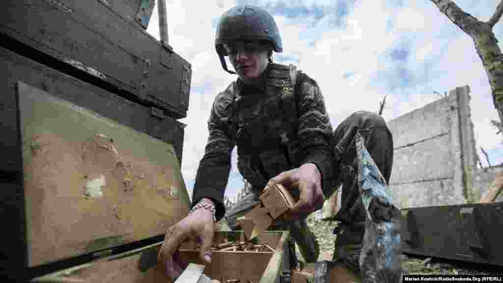 Український вояк споряджає набоями зброю й готується до бою, який зазвичай відбувається вночі. Авдіївська промзона, 11 квітня 2017 року ПЕРЕГЛЯНЬТЕ ФОТОГАЛЕРЕЮ