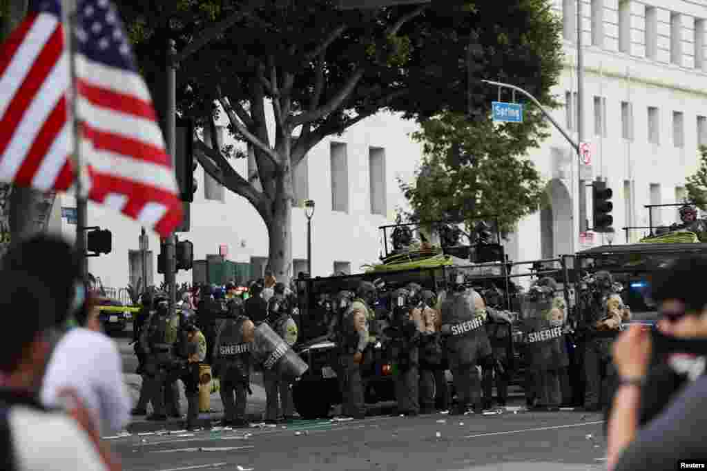 Полицейские во время акции протеста против политики президента Дональда Трампа в Лос-Анджелесе, Калифорния, США, 14 июня 2025 года. REUTERS/Leah Millis