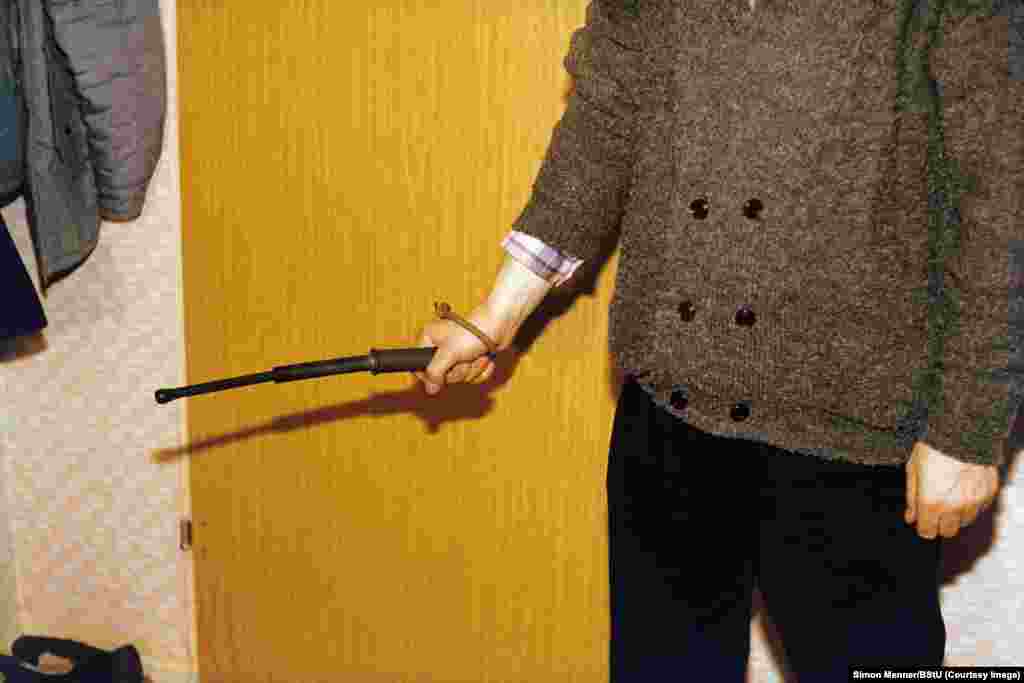 Фото із серії світлин, зроблених для навчання агентів «Штазі» методам силового арешту. В середині 1980-х років на кожні 63 людини в НДР припадав офіцер або інформатор «Штазі», в той час як на кожні 2000 жителів Третього рейху припадав один агент гестапо  