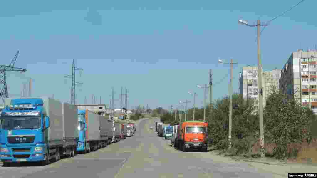 По сообщению синоптиков, сила ветра в Керченском проливе достигает 25 метров в секунду, высота волн достигает двух метров