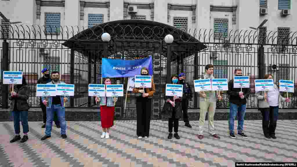 Мета акції, кажуть активісти, – не дати забути про жертв насильницьких зникнень у Криму