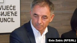 “Ustanici u Srbu u ljeto 1941. mogli su ići i lijevo, ali mogli su ići i desno. Mogli su povesti narod u četnike, a mogli su i partizane. Bilo je i onih koji su htjeli na četničku stranu, ali ovi nisu, nego su ih odveli na pobjedničku partizansku”, poručio je Pupovac