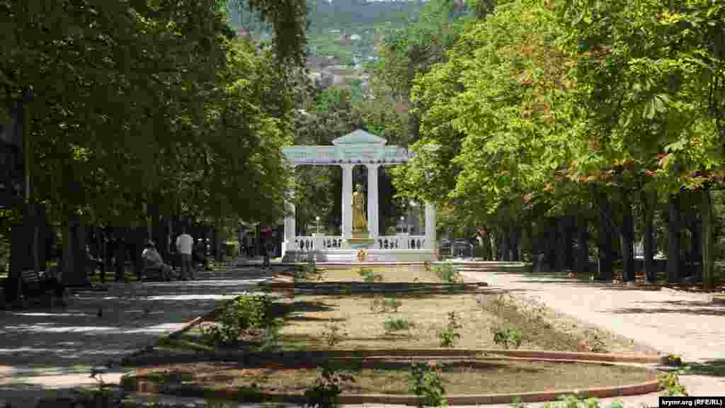 Фонтан Доброму Гению также открыт в честь мариниста. На фото – реплика скульптуры, установленной в 1890 году