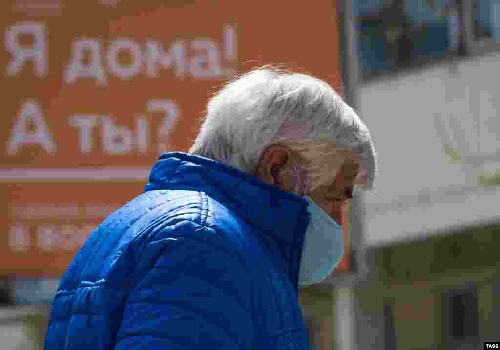 В качестве средства защиты крымчане выбирают как медицинские маски, так и противоаэрозольные респираторы с высоким классом защиты. Подробнее о «моде» на маски в Крыму – в нашем фоторепортаже