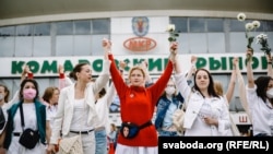 «Ми вас любимо! Припиніть бити нас!»: фоторепортаж із протесту жінок у Білорусі