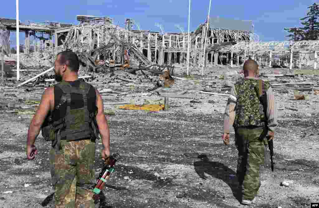 Бойовики угруповання «ЛНР» біля знищеного аеропорту Луганська, який тривалий час обороняли українські військові, 11 вересня 2014 року