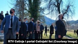 Premijer Vlade Crne Gore Zdravko Krivokapić odaje poštu crnogorskom vladaru Kralju Nikoli 2. marta 2021. u prijestonici Cetinju. Iza njega je troje ministara među kojima i ministar pravde Vladimir Leposavić (u redu treći s leva), čije su izjave o Srebrenici dovele Vladu u krizu.