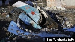 Уламки збитого російського бойового літака Су-34 у житловому районі Чернігова, 6 квітня 2022 року