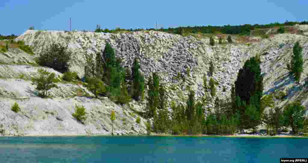 Следы былой промышленной разработки – готовые известняковые блоки, которые еще называют альминскими