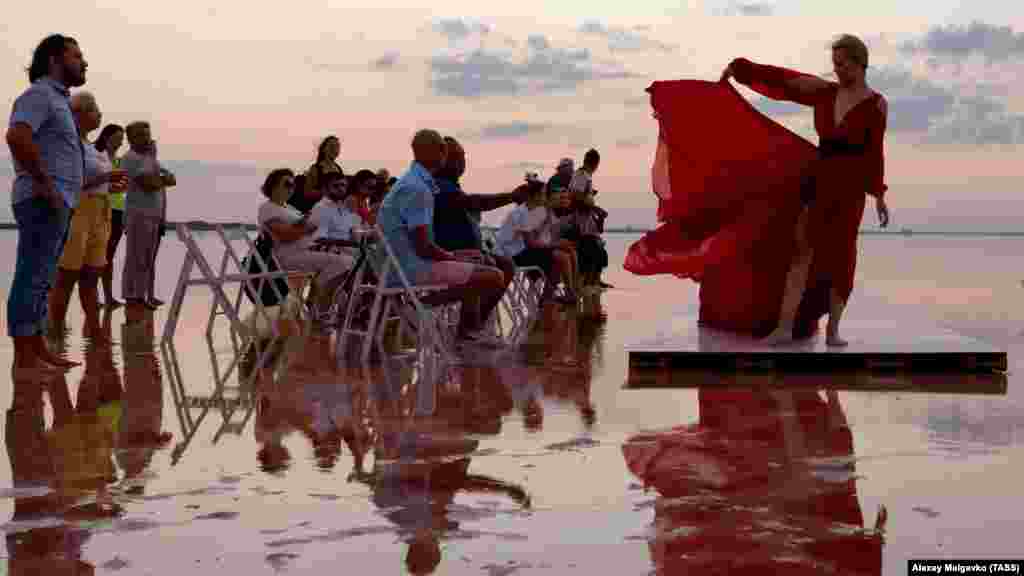 Недавно на озере Сасык-Сиваш прошел показ в рамках «Крымской недели моды», о котором написали многие российские СМИ – однако ни в одном материале не упоминалось об угрозе обмеления водоема