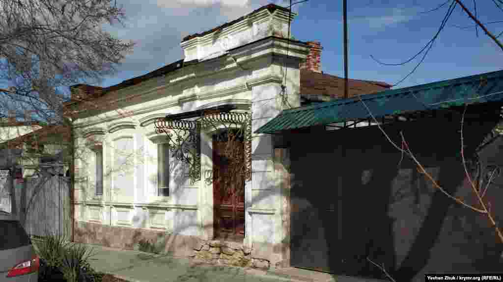 Чуть дальше – дом №53. В документах указано, что построен он в 1925 году, но некоторые детали архитектуры – тот же портик – подсказывают: произошло это еще раньше. На портике глубокие трещины, но он еще держится. Когда-то на улице было крыльцо, а сейчас входные двери, которыми, скорее всего, не пользуются, как будто висят в воздухе