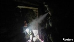 Військовослужбовці 49-го ОШБ З«Карпатська Січ» ЗСУ відпочивають на своїй позиції поблизу Торецька, 5 квітня 2025 року