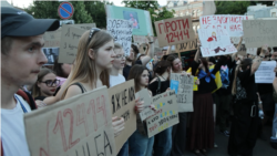 У Києві тривають протести: сотні людей вимагають незалежності антикорупційних органів (відео) У Києві тривають протести: сотні людей вимагають незалежності антикорупційних органів (відео)