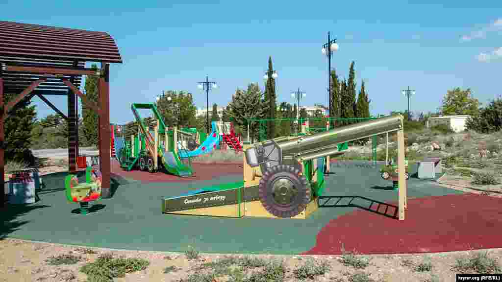 На окраине парка Победы подрядчики построили «военизированную» детскую площадку с макетами советской военной техники времен Второй мировой войны