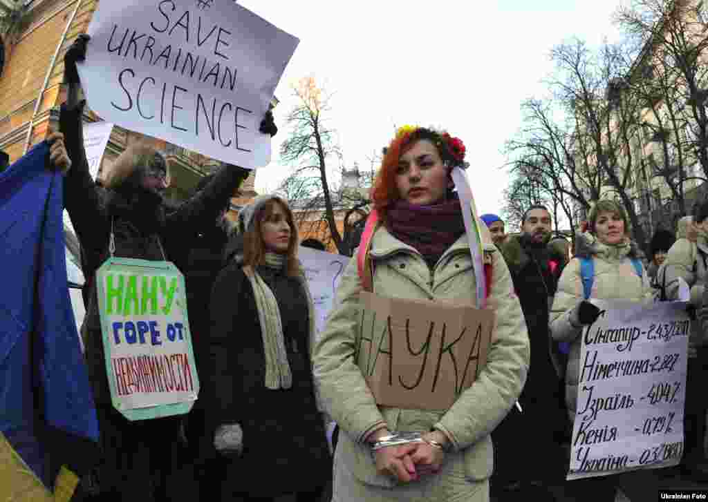 Молоді науковці у столиці протестують під Адміністрацією президента, вимагаючи від Петра Порошенка підписати ухвалений парламентом закон про наукову діяльність. Цей закон передбачає реформу наукової галузі. Як пояснив один із учасників акції, серед вимог науковців те, щоб у бюджеті на 2016 рік видатки на науку складали 2,8 мільярда гривень, тоді як у проекті бюджету закладено лише 2 мільярди. Мітингувальники також виступають проти будь-яких спроб «швидкої оптимізації» академічної науки. Київ, 16 грудня 2015 року