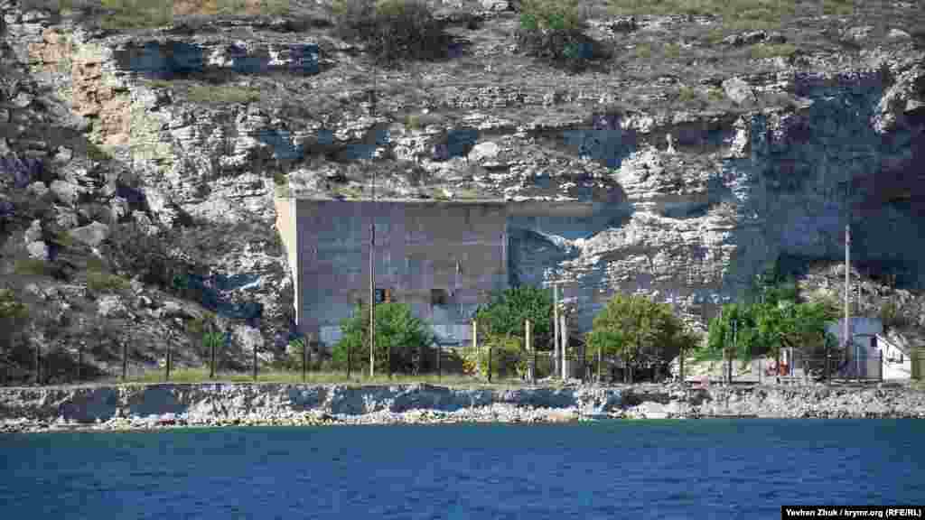 Штольни Сухарной балки. В районе бухты Голландия имеется около 80 подземных казематов, в которых хранятся боеприпасы – флотский арсенал