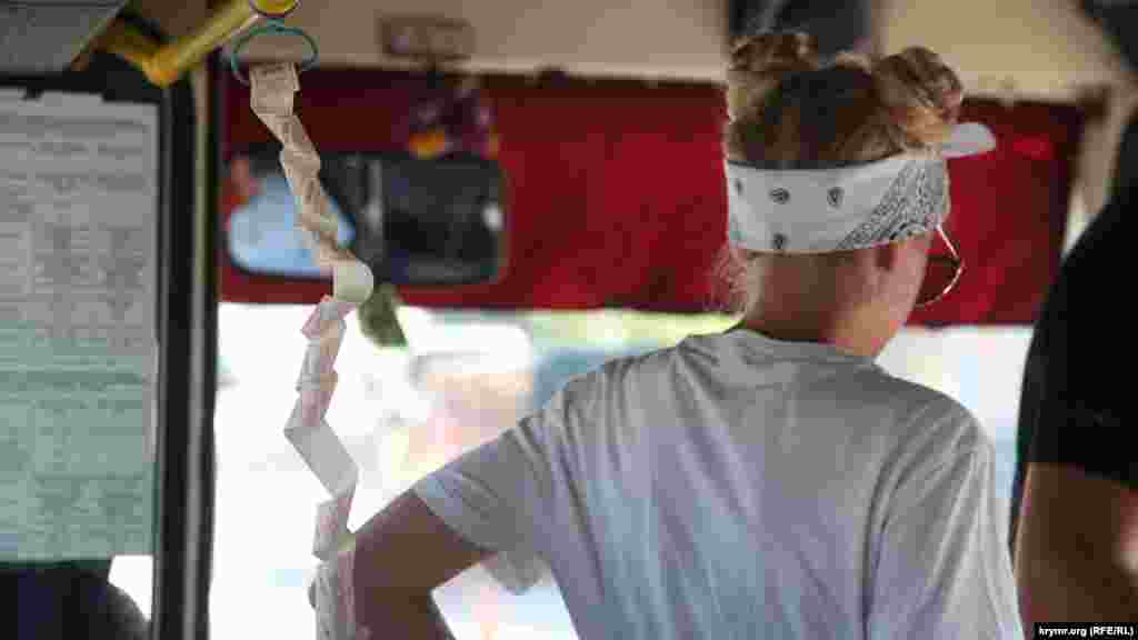 Автобусное сообщение Судака с Новым Светом считается внутригородским, и тариф поэтому городской – 17 рублей (6,5 грн) с человека. Серпантин из старых советских билетов (на фото) удачно подчеркивает серпантин трассы