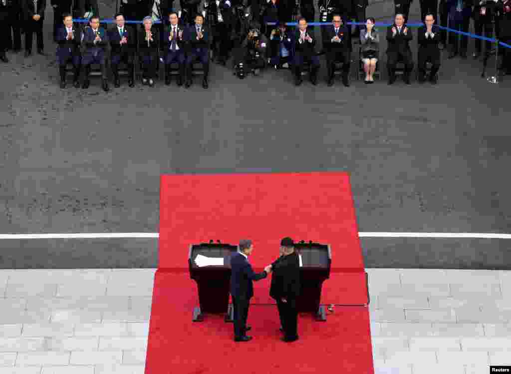 «Южная и Северная Кореи подтвердили общую цель – полностью безъядерный Корейский полуостров», – вышли с совместным заявлением президент Южной Кореи Мун Чжэ Ин и лидер Северной Кореи Ким Чен Ын по итогам саммита