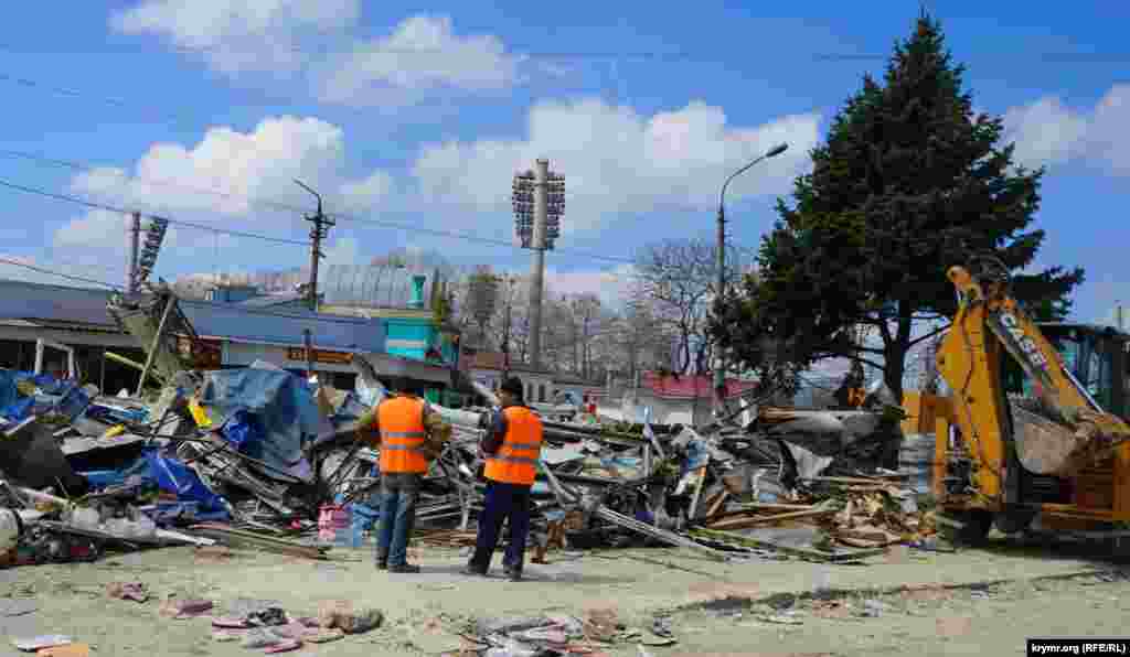 «Здесь будут зеленые насаждения, мы пока сделаем стоянки на 100 машин, частично будет пешеходная зона, высажены деревья», – заявил Бахарев