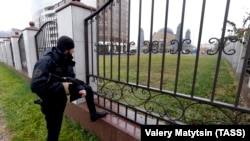 Полицейский у Национального музея Чечни в Грозном. 15 ноября 2016 года