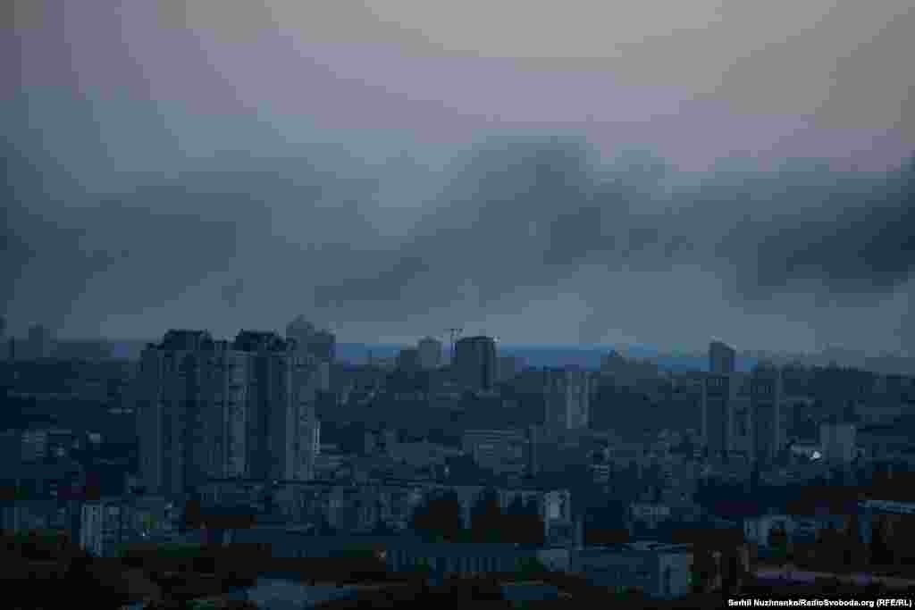 Fumul se răspândește peste capitala Kiev în zorii zilei de 6 iunie 2025.Bombardamentul rusesc, extrem de violent, vine la puțin timp, după operațiunea curajoasă a serviciilor de informații ucrainiene, care au reușit să transporte clandestin în Rusia camioane cu drone care au bombardat locații militare inclusiv în Siberia.