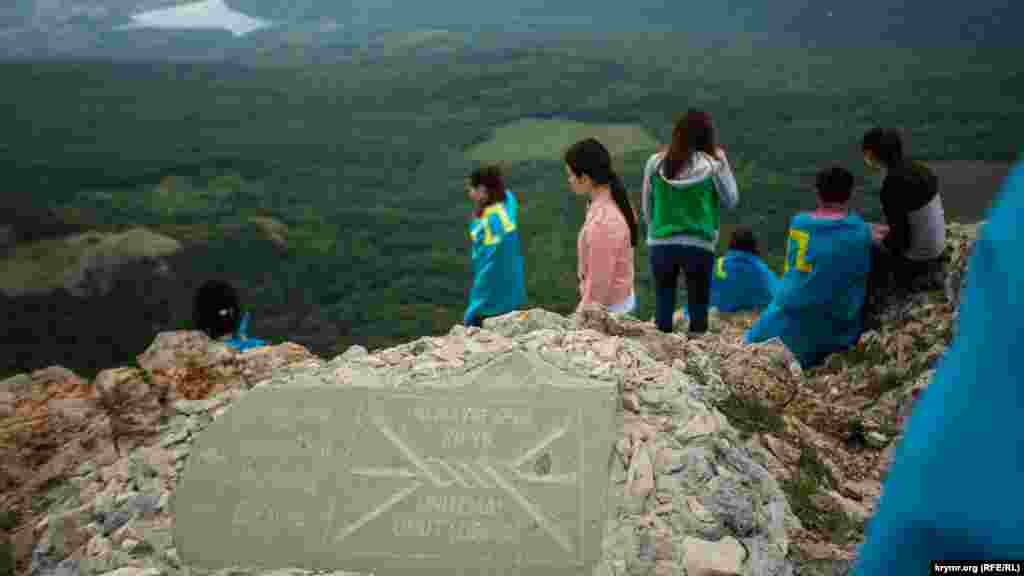 Камінь, встановлений 2014 року на знак пам'яті про жертв депортації. Напис на камені: «Не забудь. Не дай забути»