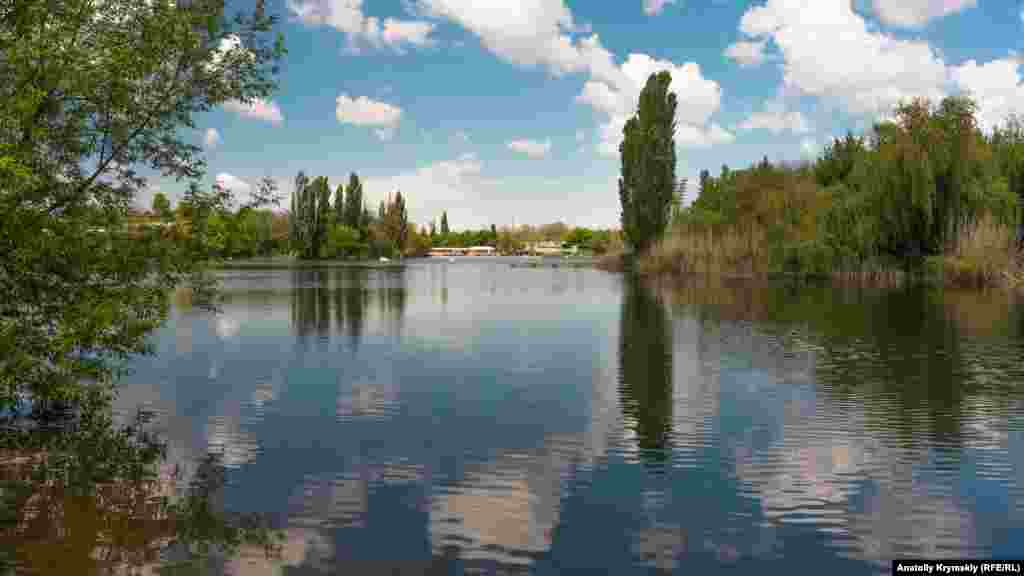 Нижний пруд – самый большой и, пожалуй, самый старый искусственный водоем города. Был устроен на реке Славянка в 20-е годы XIX столетия. На его берегу находится радиорынок и давно не работающее предприятие «Кожобувь». Когда-то Нижний пруд был одним из любимых мест отдыха симферопольцев