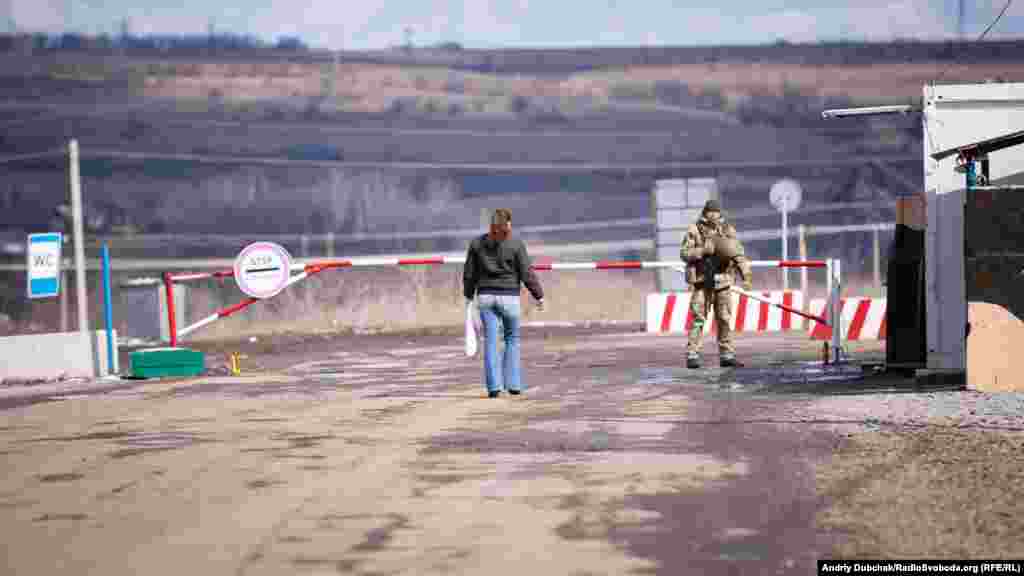 Щодня близько 150 автівок та 200-250 пішоходів проходять через КПВВ – це все мешканці селищ із «сірої зони»