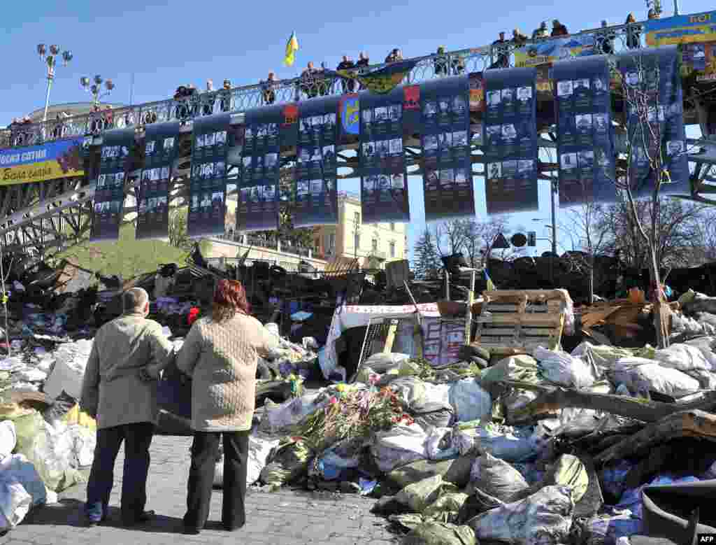 30 березня тисячі українців прийшли на майдан Незалежності, щоб вшанувати пам'ять загиблих під час масових протестів проти політики влади 18–20 лютого