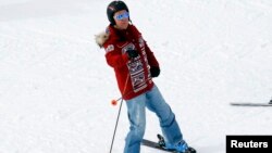 Дмитрий Медведев катается на лыжах (архивное фото)