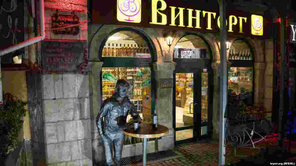 А тем временем «Балбес» из советской культовой кинокомедии «Кавказская пленница» невозмутимо скучает в одиночестве