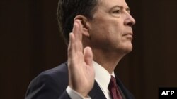 Джеймз Комі складає присягу перед початком свідчення, Вашингтон, 8 червня 2017 року