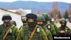 Військовослужбовці Росії під час захоплення Криму у березні 2014 року. Володимир Путін спочатку відмовився від них, а потім визнав їхню присутність. Звідти термін «іхтамнєт»