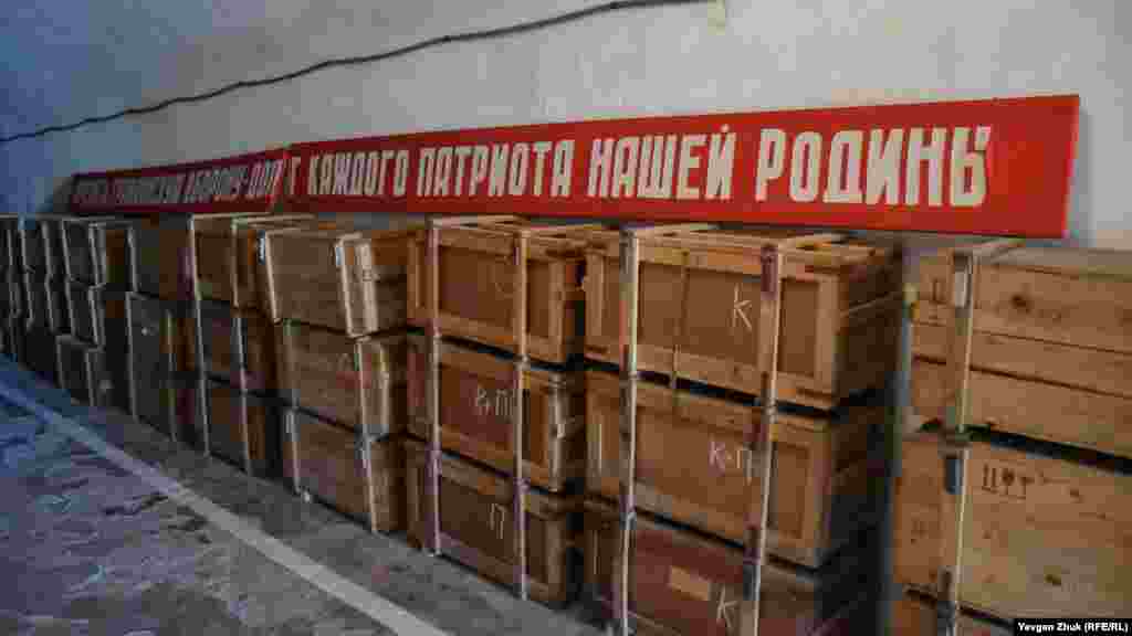 Плакаты с одним из известных советских лозунгов 