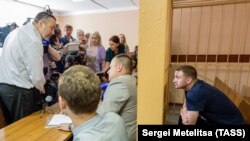 Один из участников пыток, сотрудник ИК №1 Максим Яблоков, в суде