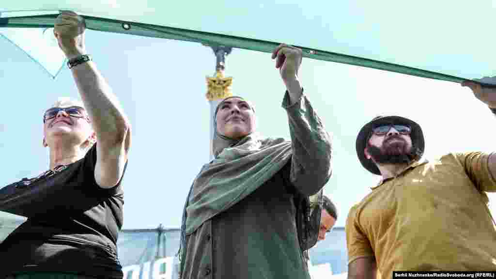 Аміна Окуєва (в центрі) – колишній боєць батальйону імені Джохара Дудаєва, що брав участь у війні на Донбасі на боці України. Казбек Абдурзаков (праворуч) – нагороджений орденом «Народний герой України»