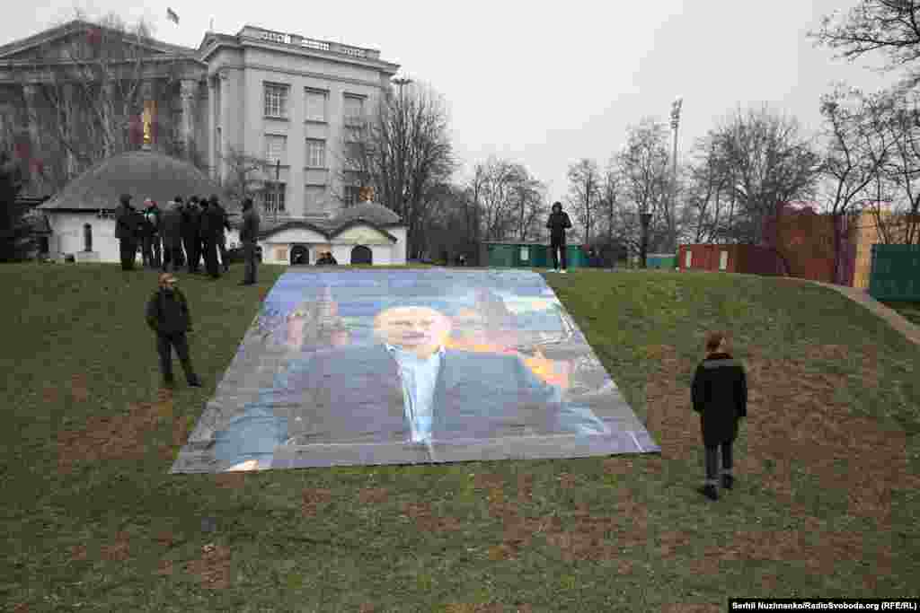 Крім того, представники праворадикальної організації «С14» розгорнули великий банер із зображенням президента Росії Володимира Путіна з домальованими вусами