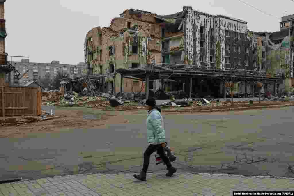 У різних районах ще є електроенергія і газ. Опалення централізоване відсутнє і люди обігріваються в багатоквартирних будинках обігрівачами чи газовими конфорками. Що люди будуть робити, коли зникнуть ці блага цивілізації, вони намагаються не думати 