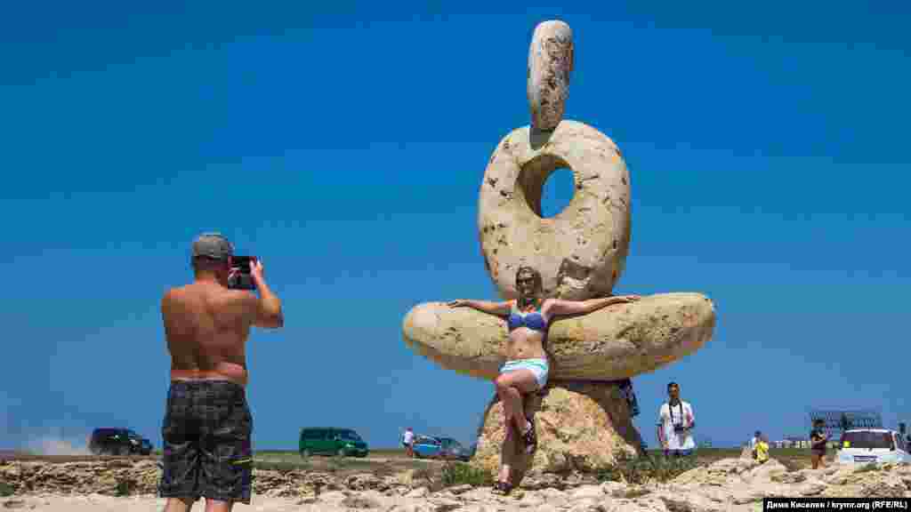 Скульптура «Мыслитель. Сердце Тарханкута» – популярная достопримечательность. Статую сделал российский скульптор Александр Кит в 2013 году