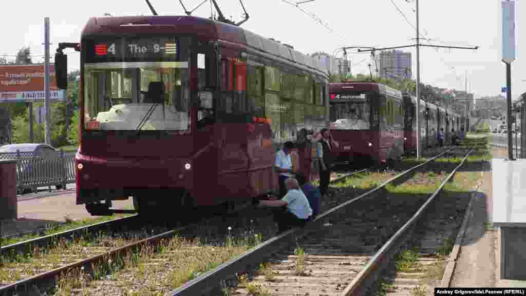 Трамваи выстроились в ряд во время очередной масштабной аварии на линии, второй по счёту за день. Казань, май. Вскоре после этого дня Асфан Галявов, возглавлявший МУП "Метроэлектротранс" почти двадцать лет, покинул пост генерального директора. 