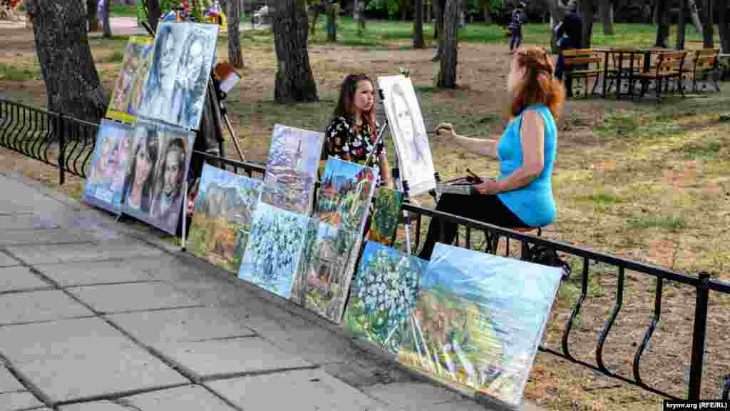 Художница рисует портрет 