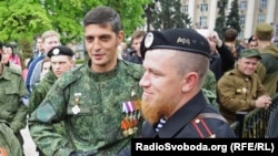 Бойовики угруповання «ДНР» Михайло Толстих («Гіві») і Арсен Павлов («Моторола»), яких звинувачують у скоєнні воєнних злочинів. Окупований Донецьк, 9 травня 2015 року