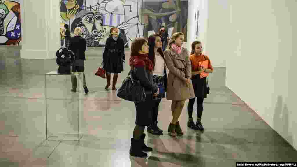 Одні з перших відвідувачів виставки