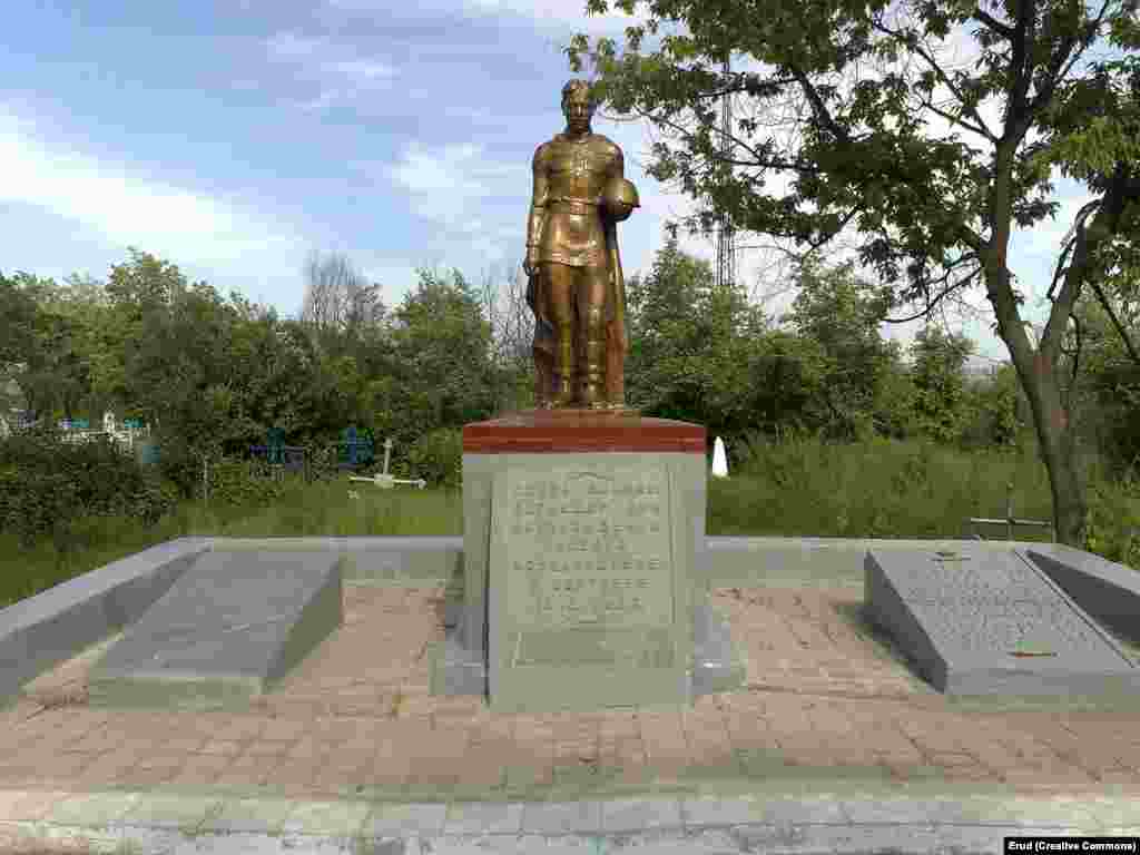 Меморіал присвячений подіям війни в Новгородському. Христина Шевченко, яка керує об'єднанням «Молодіжна українська нью-йоркська ініціатива», розповіла Радіо Свобода, що в разі успішного голосування у парламенті, жителі Нью-Йорка «встановлять табличку, яка вітатиме гостей біля в'їзду до міста»