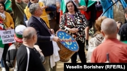 Участници в протеста срещу въвеждане на еврото в България на 31 май в София