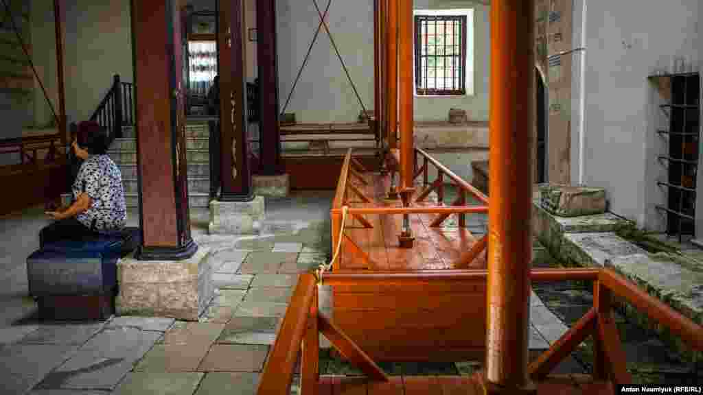 Внутри основного корпуса тоже ведутся работы по «реконструкции»