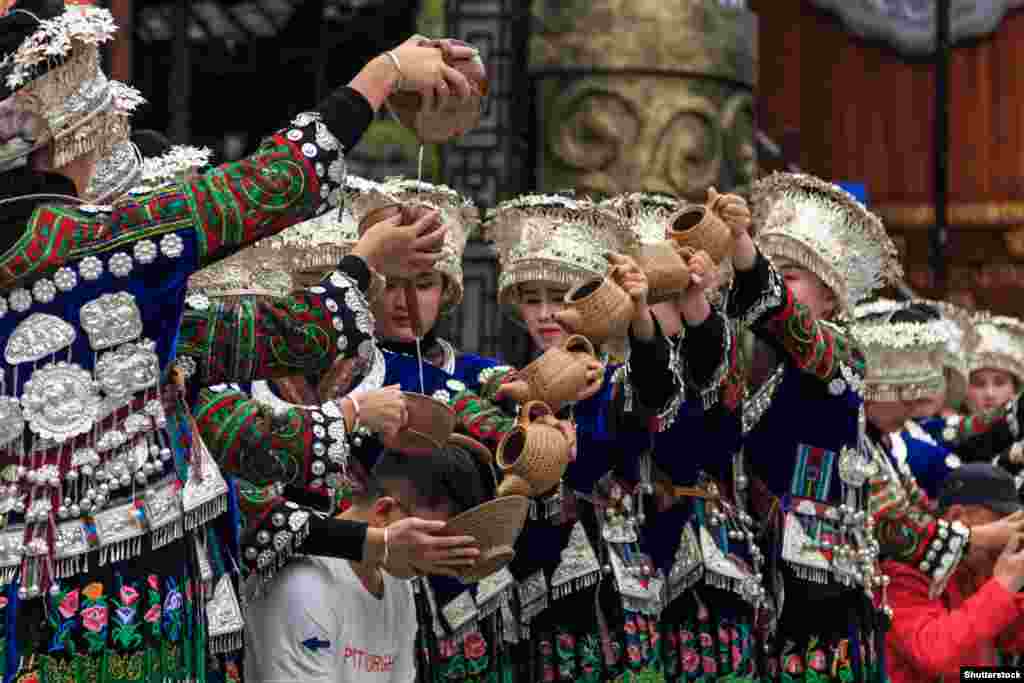 Представники мяо приділяють велику увагу етикетові, особливо щодо виявлення уваги до гостей, яких пригощають і розважають щонайкращим чином. Пиріг із клейкого рису є традиційним пригощанням і подарунком, ним вгощають одне одного закохані, цей пиріг дарують одне одному хлопці і дівчата на знак особливих почуттів – як на Заході на «день святого Валентина»