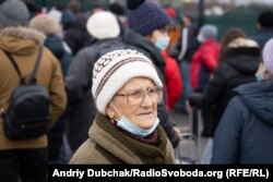 Середній вік людей у черзі – 50+